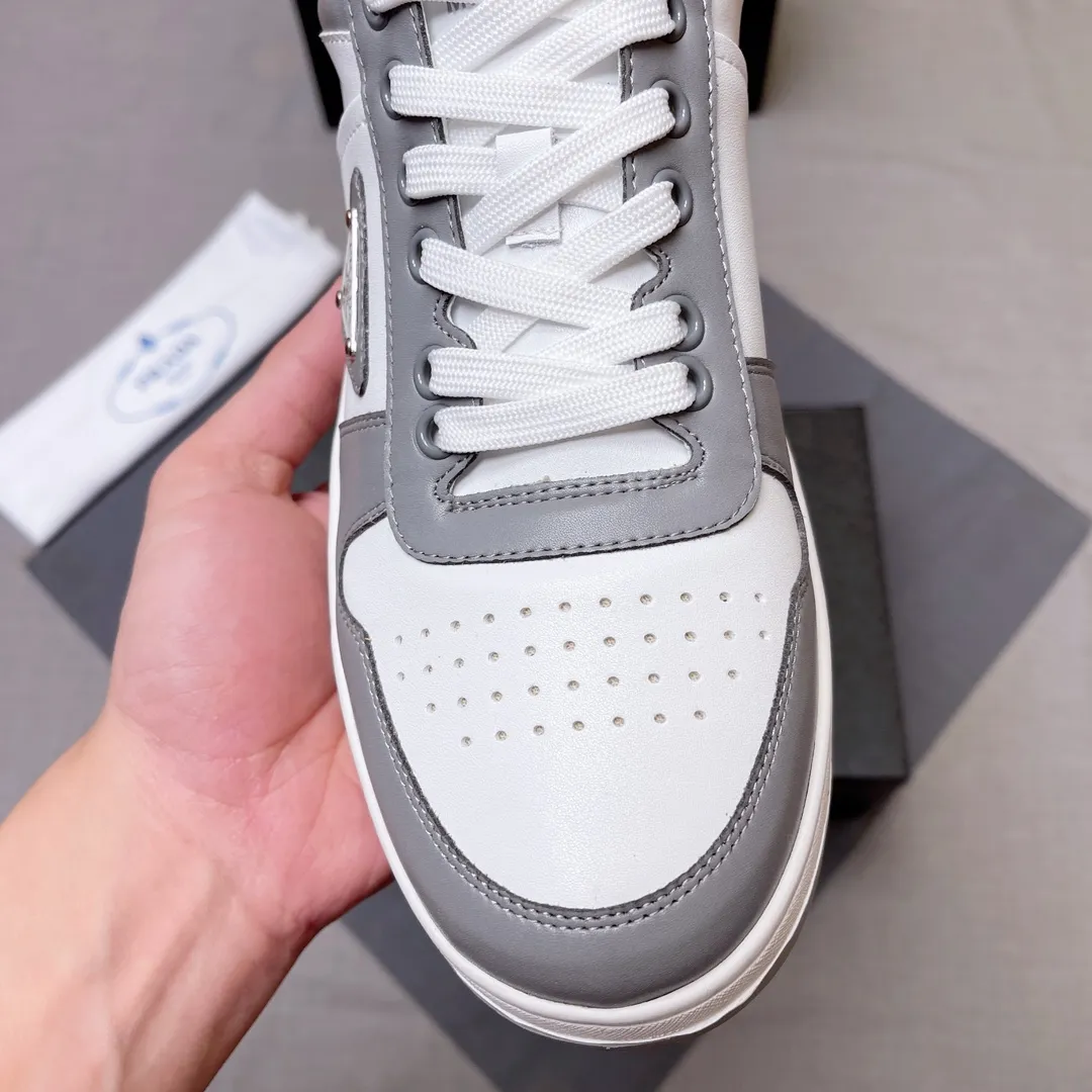 P380 Prada Prada's new men's leather sneakers, the highest version on the market, any comparison is welcome🆚! The original leather has excellent texture and is super high-end! Fetal sheep net lining imported from Italy, removable pad! Luxurious materials and fine workmanship, highly recommended! Code number 38-45 No. 058